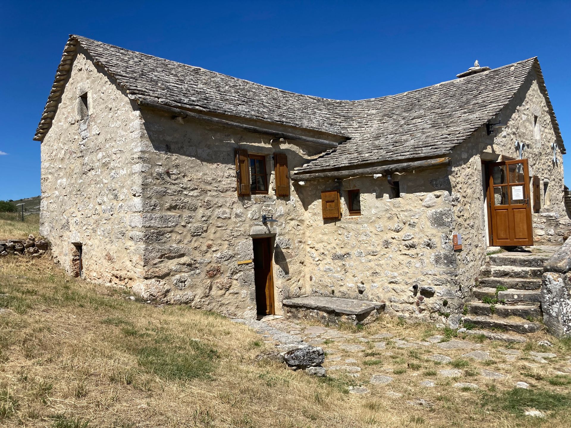 Ancienne maison en pierre sur colline 
