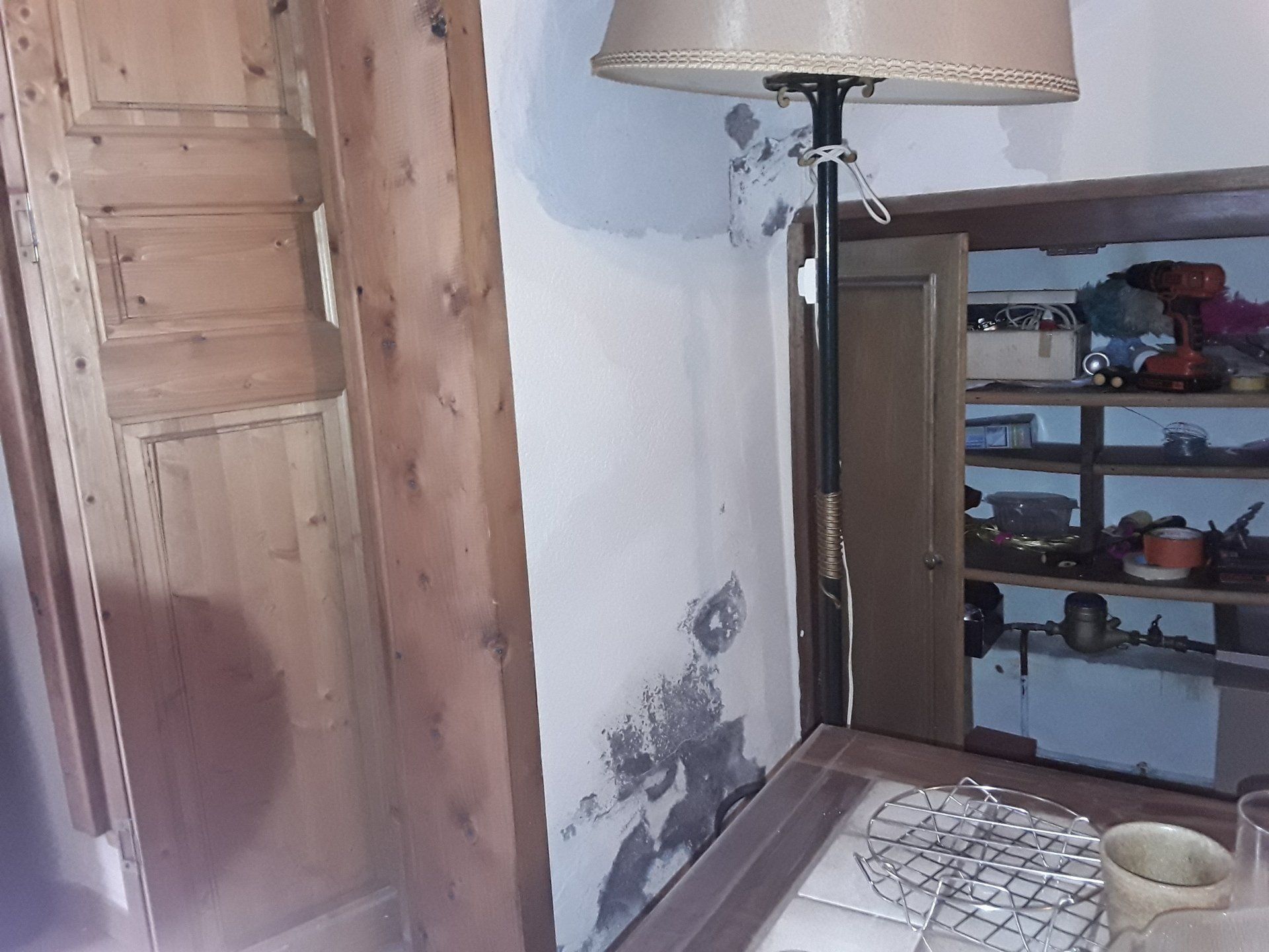 Murs blancs intérieurs humides