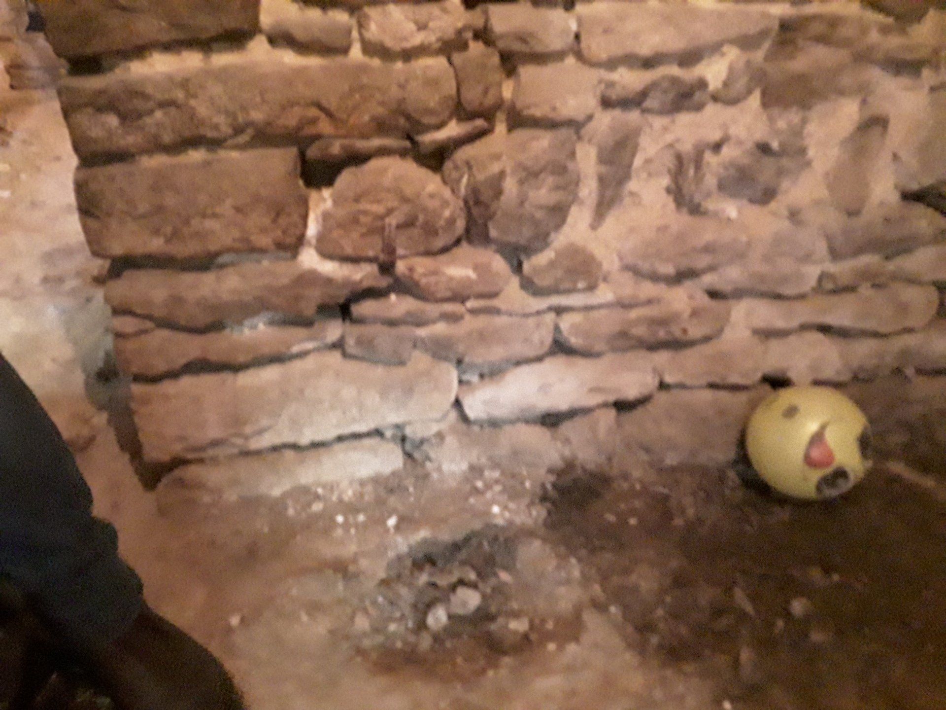 Mur en pierre dans une cave