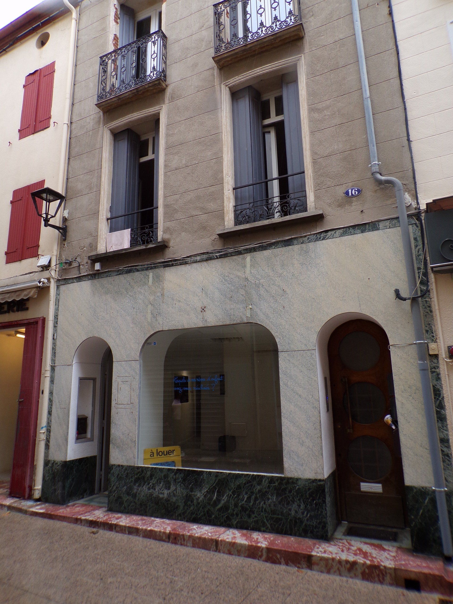 Façade beige avec alcoves rondes