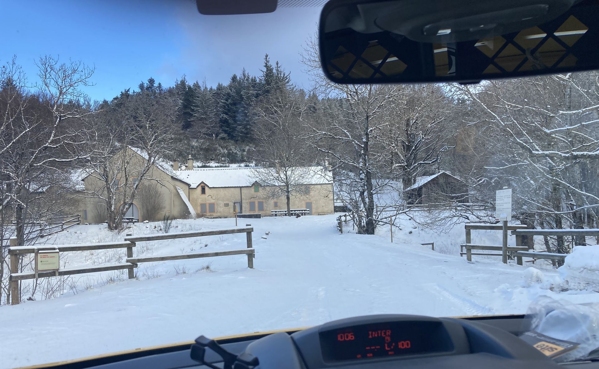 Maison sous la neige