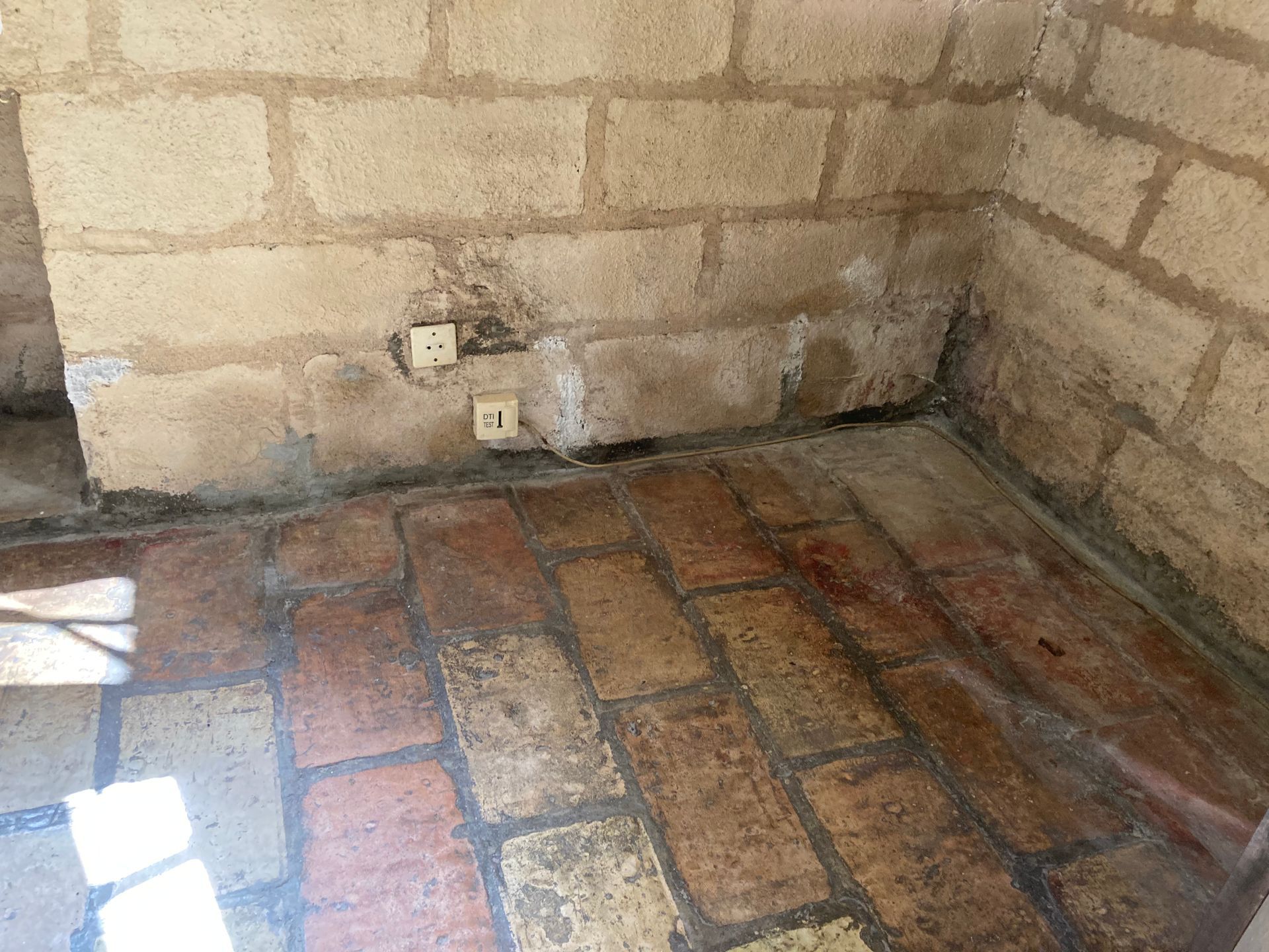 Intérieur d'une maison subissant un problème d'humidité