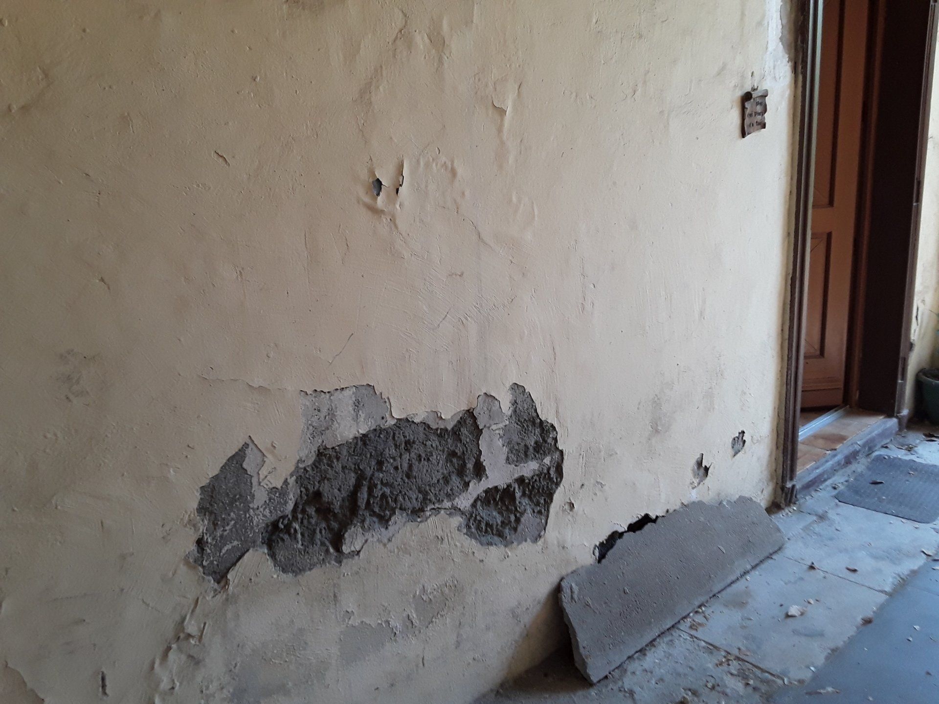 Façade abimée par l'humidité