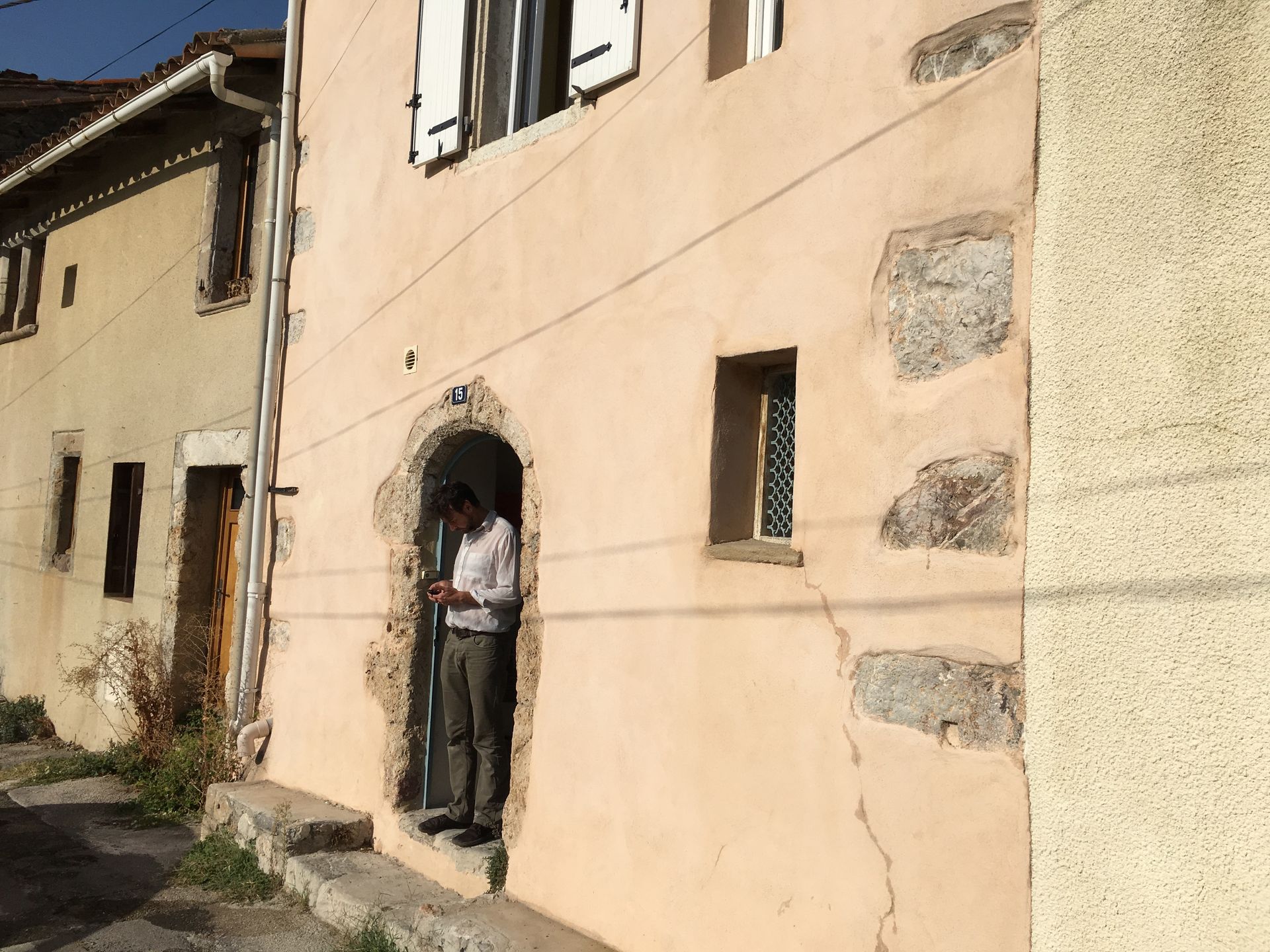 Façade orange et beige souffrant de l'humidité