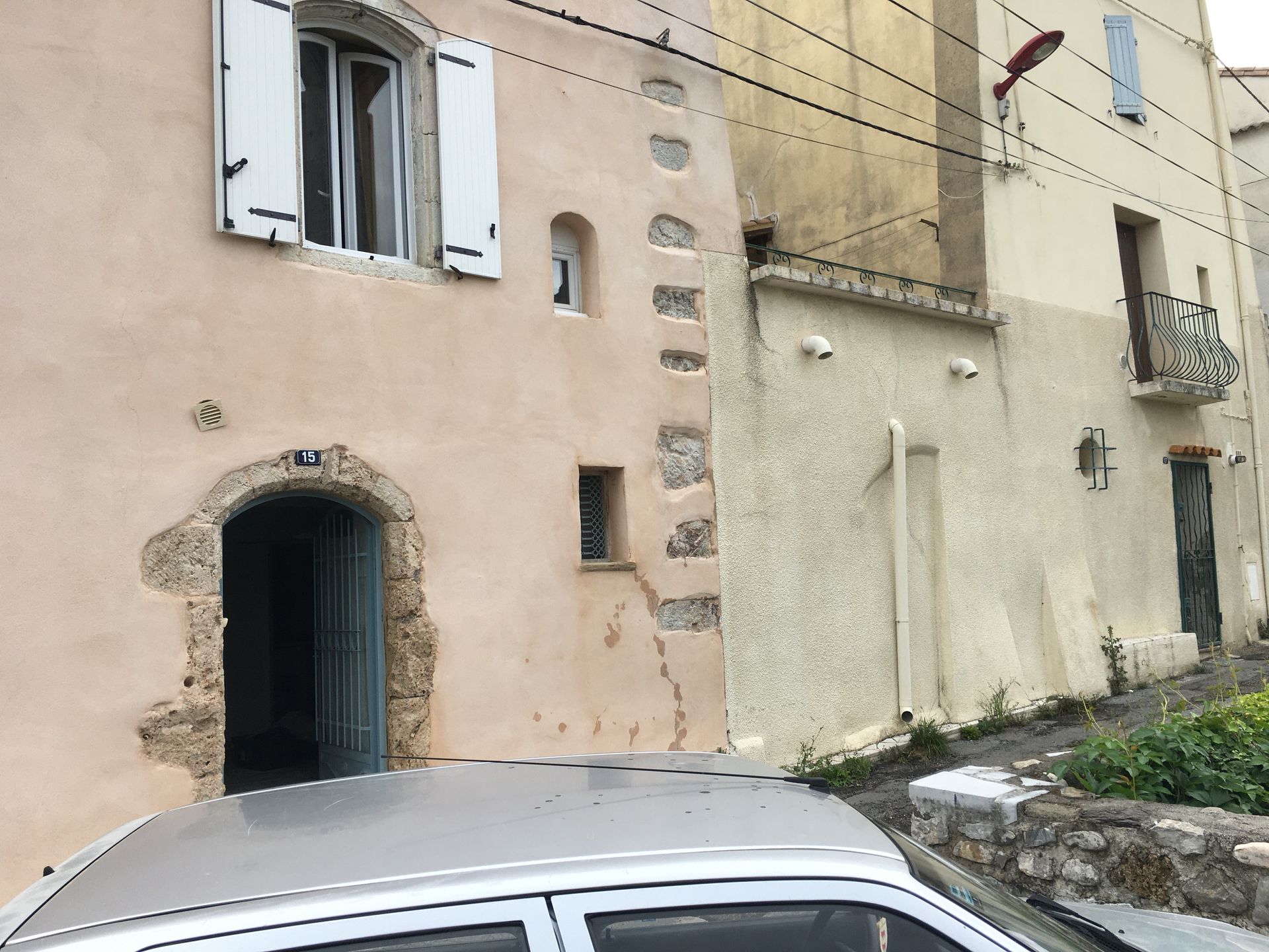 Façade orange et beige