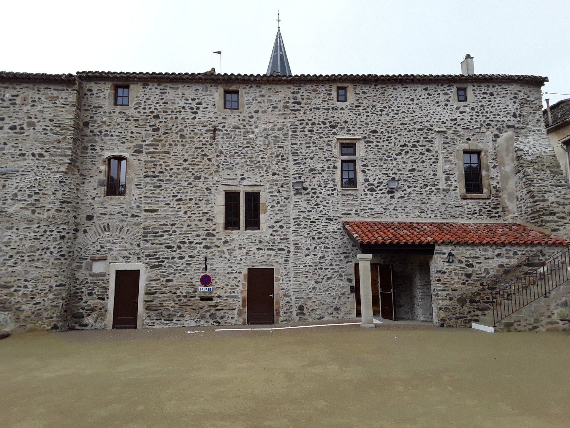 Bâtisse ancienne subissant des remontées capillaires