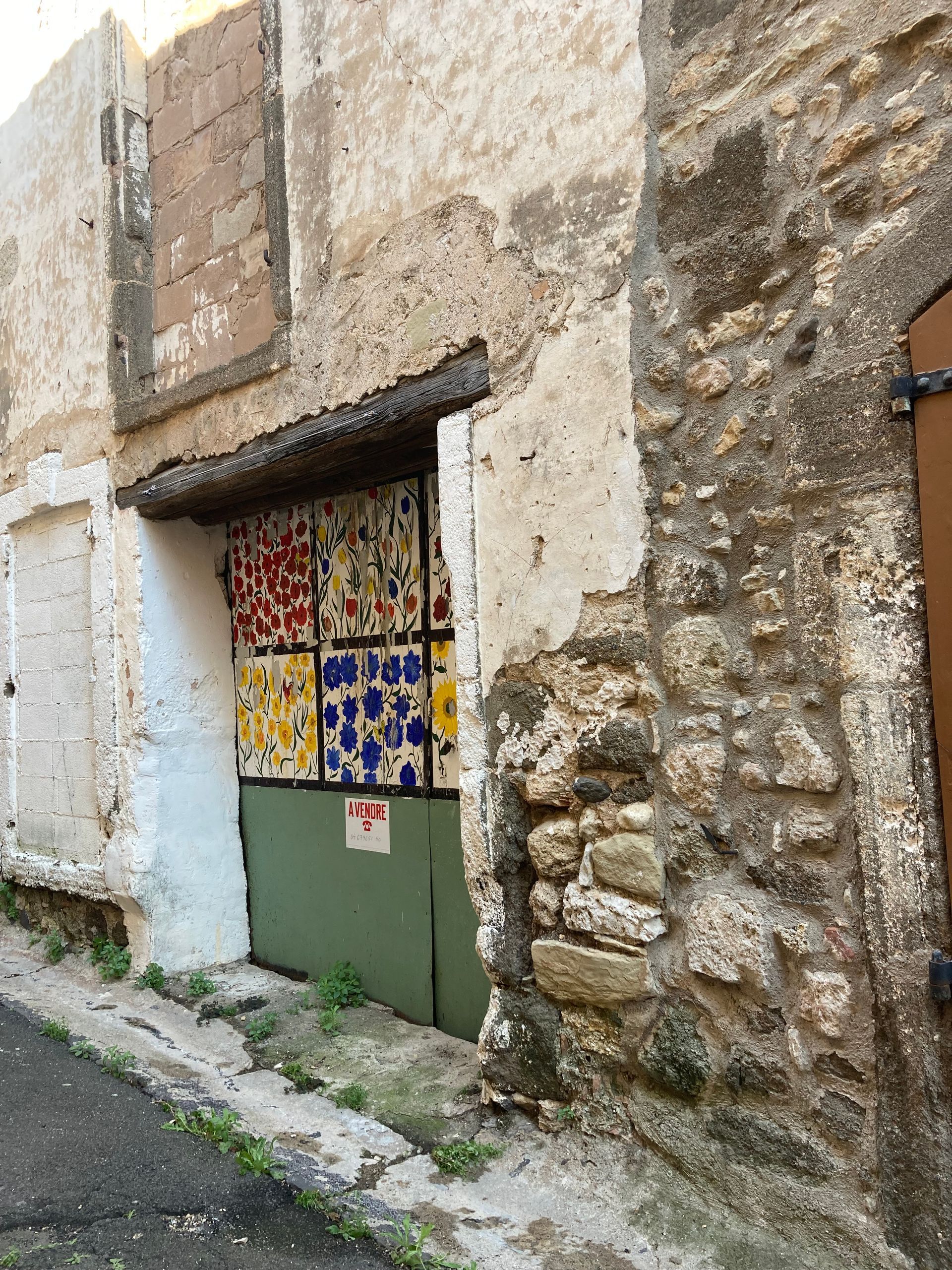 Façade d'un bâtiment du coeur historique subissant des remontées capillaires