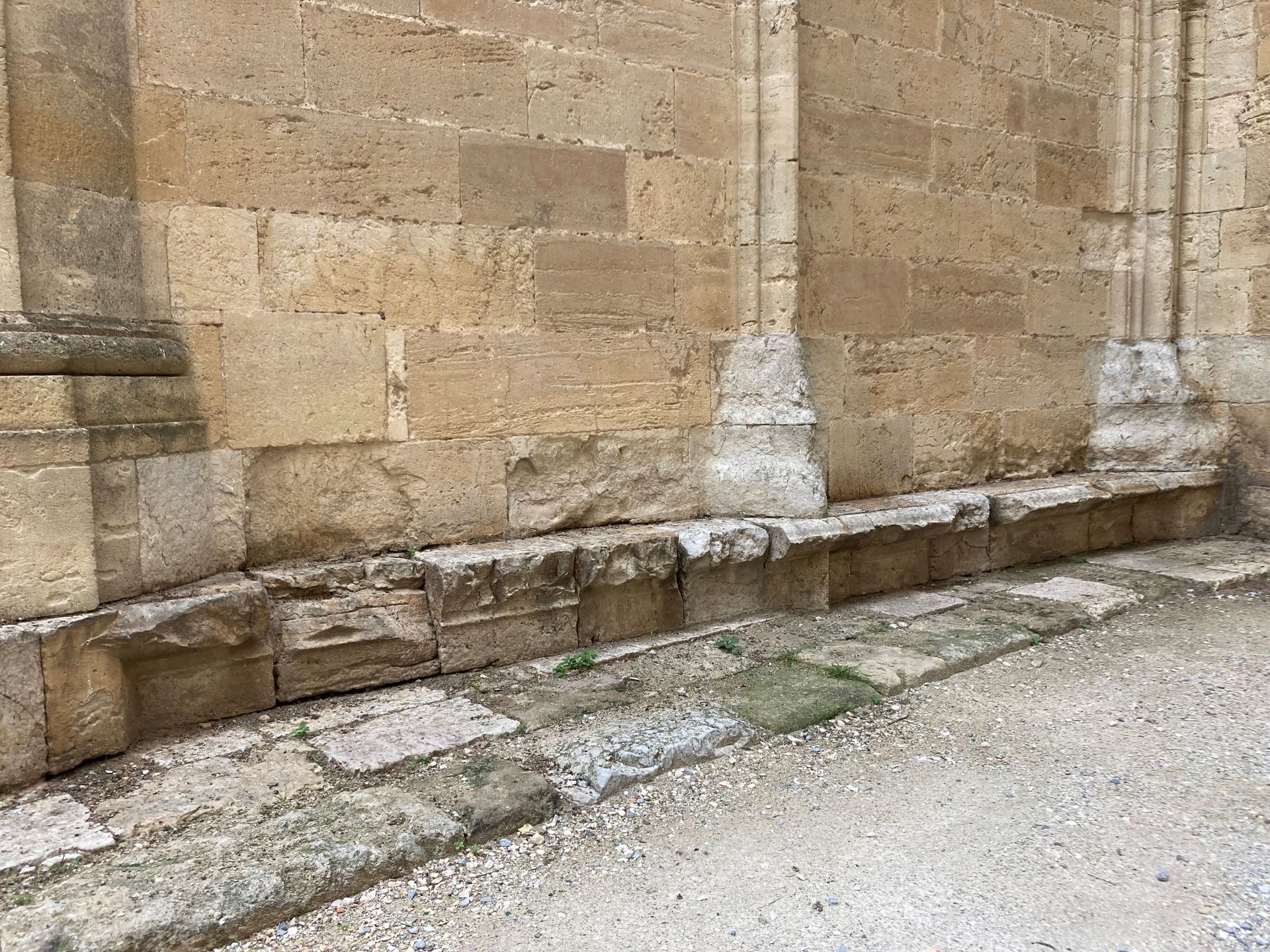 Effritement des pierres d'un monument historique