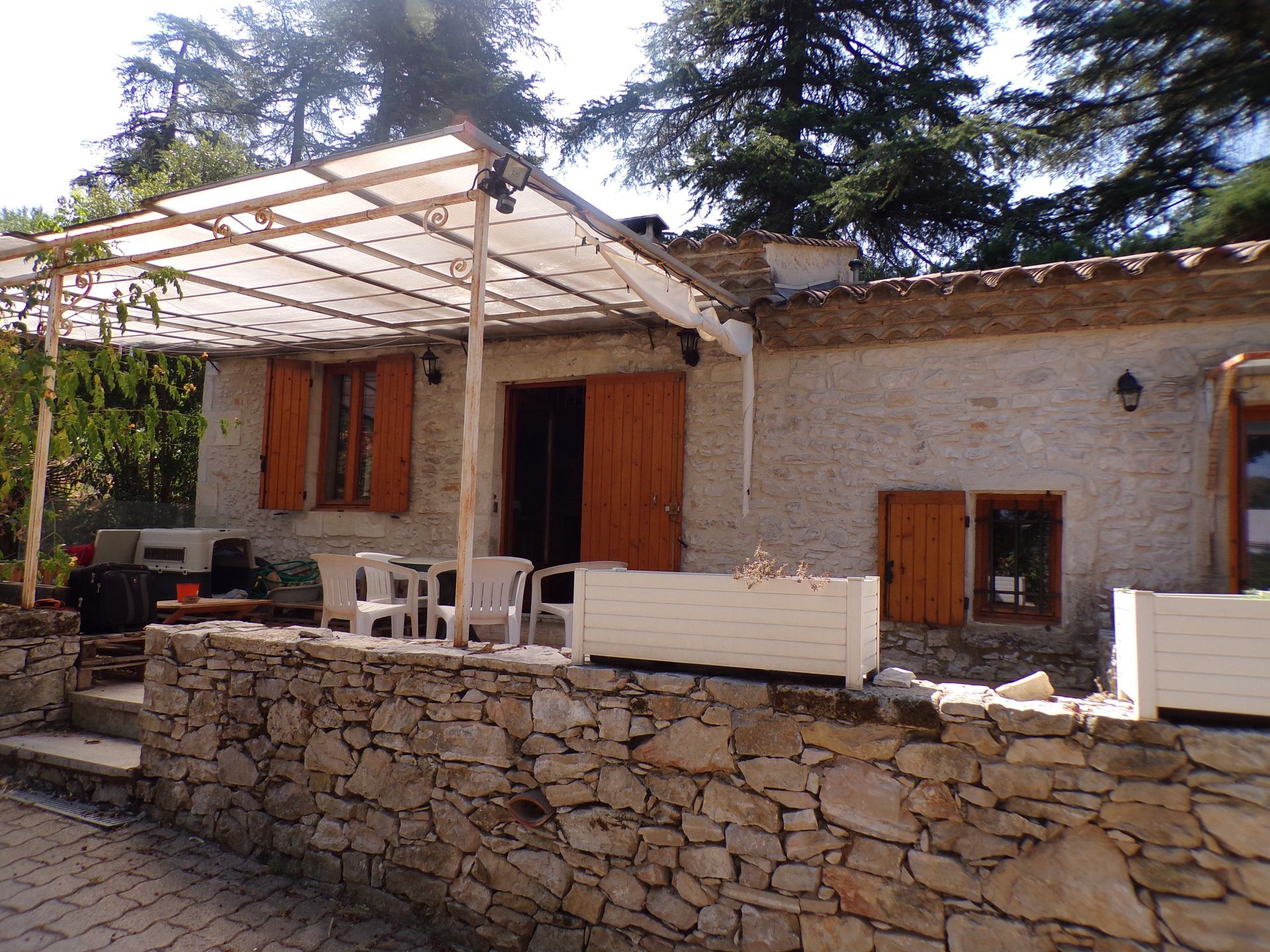Maison de type provencal subissant des remontées capillaires