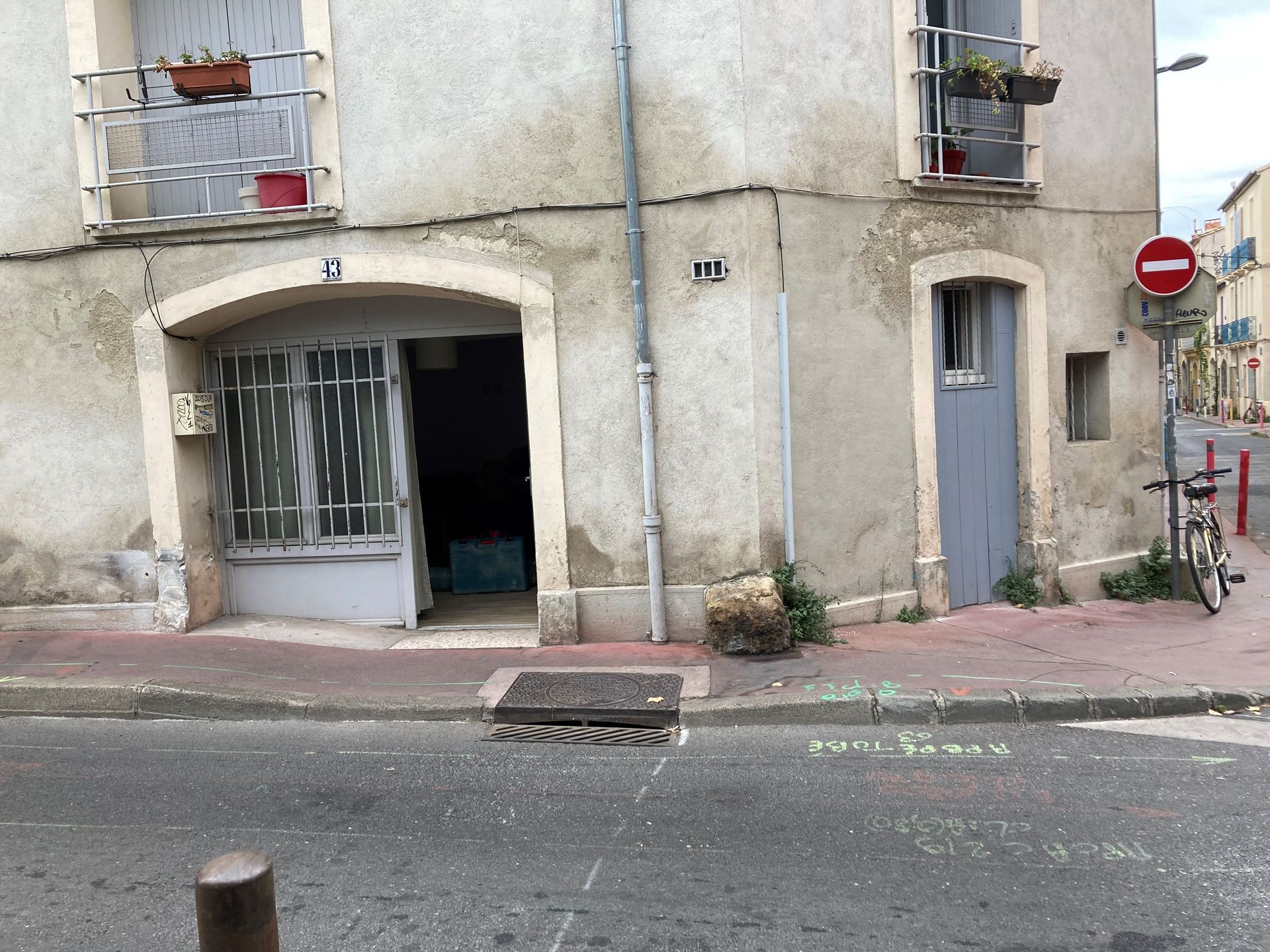 Bâtisse blanche subissant des remontées capillaires