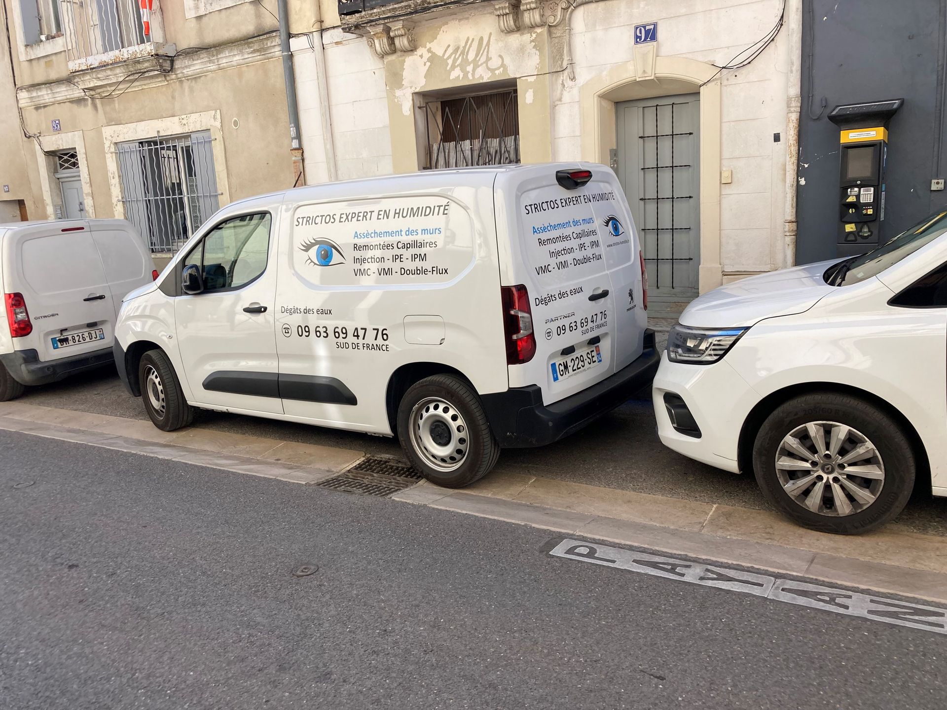 Camionette blanche de Strictos