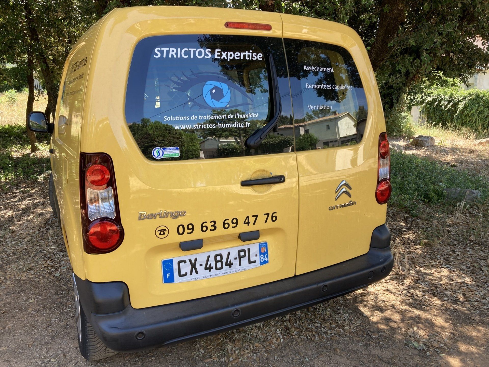 Camionnette Strictos jaune vue de dos