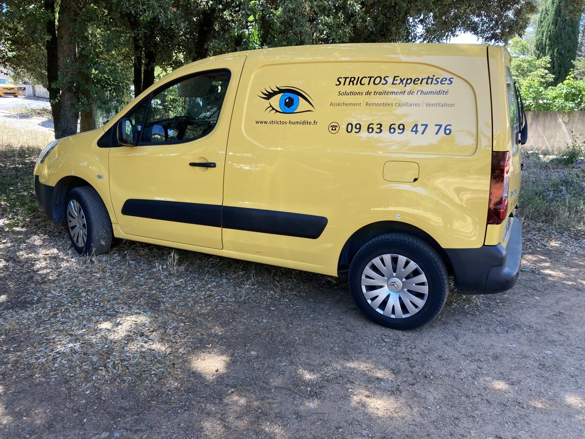 camionnette jaune Strictos