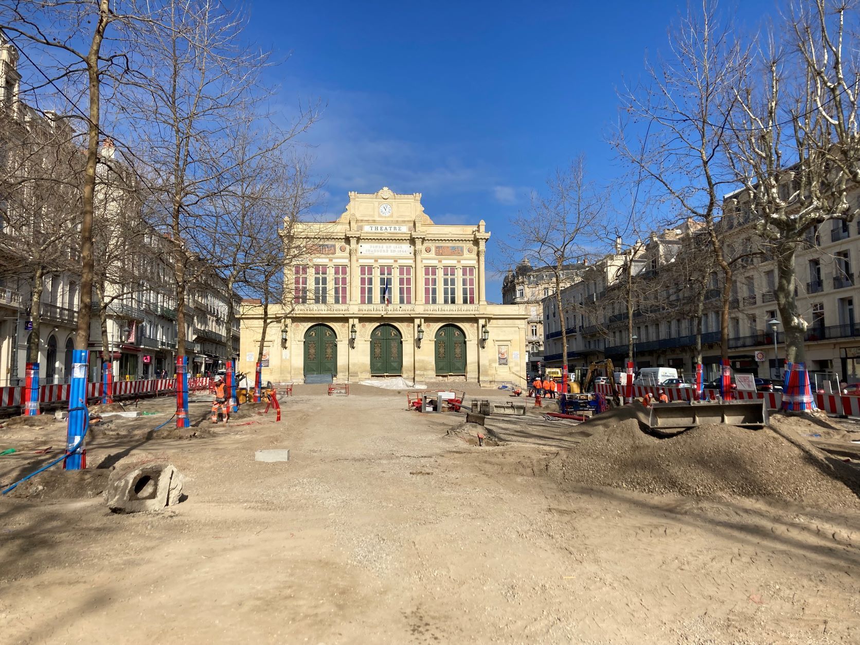 Extérieur du théâtre de Béziers un jour ensoleillé