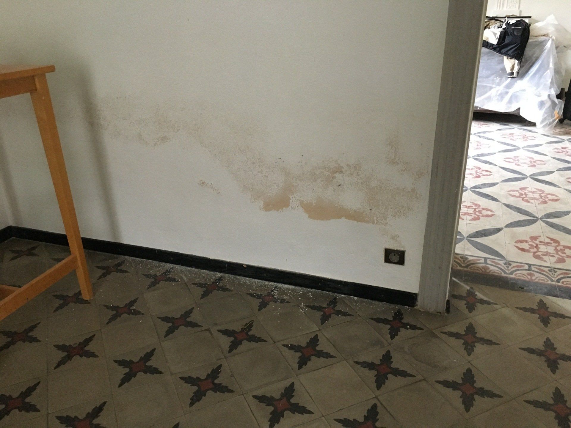 traces marrons d'humidité sur un mur blanc