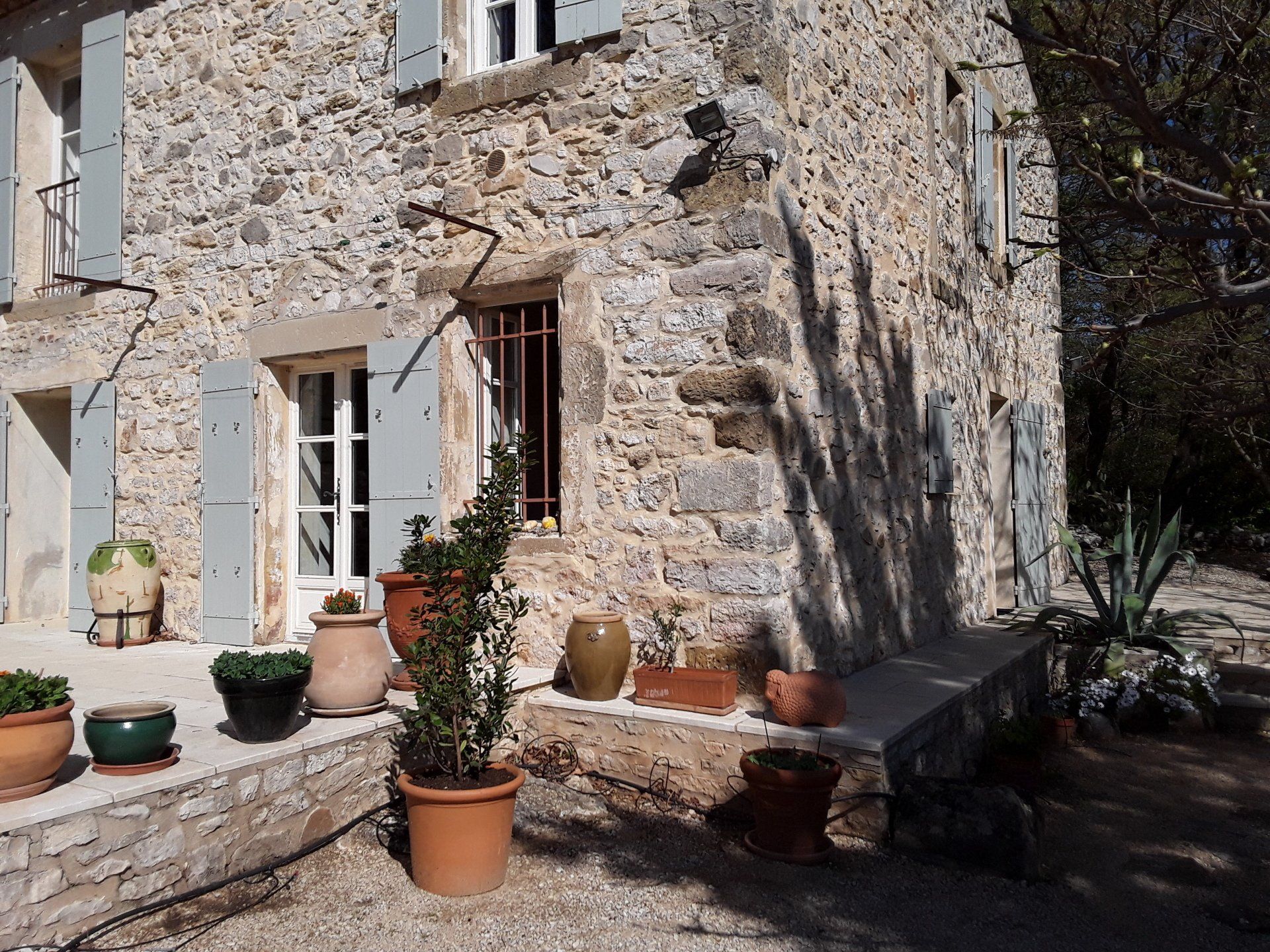 bâtiment en pierre typique du sud de la France