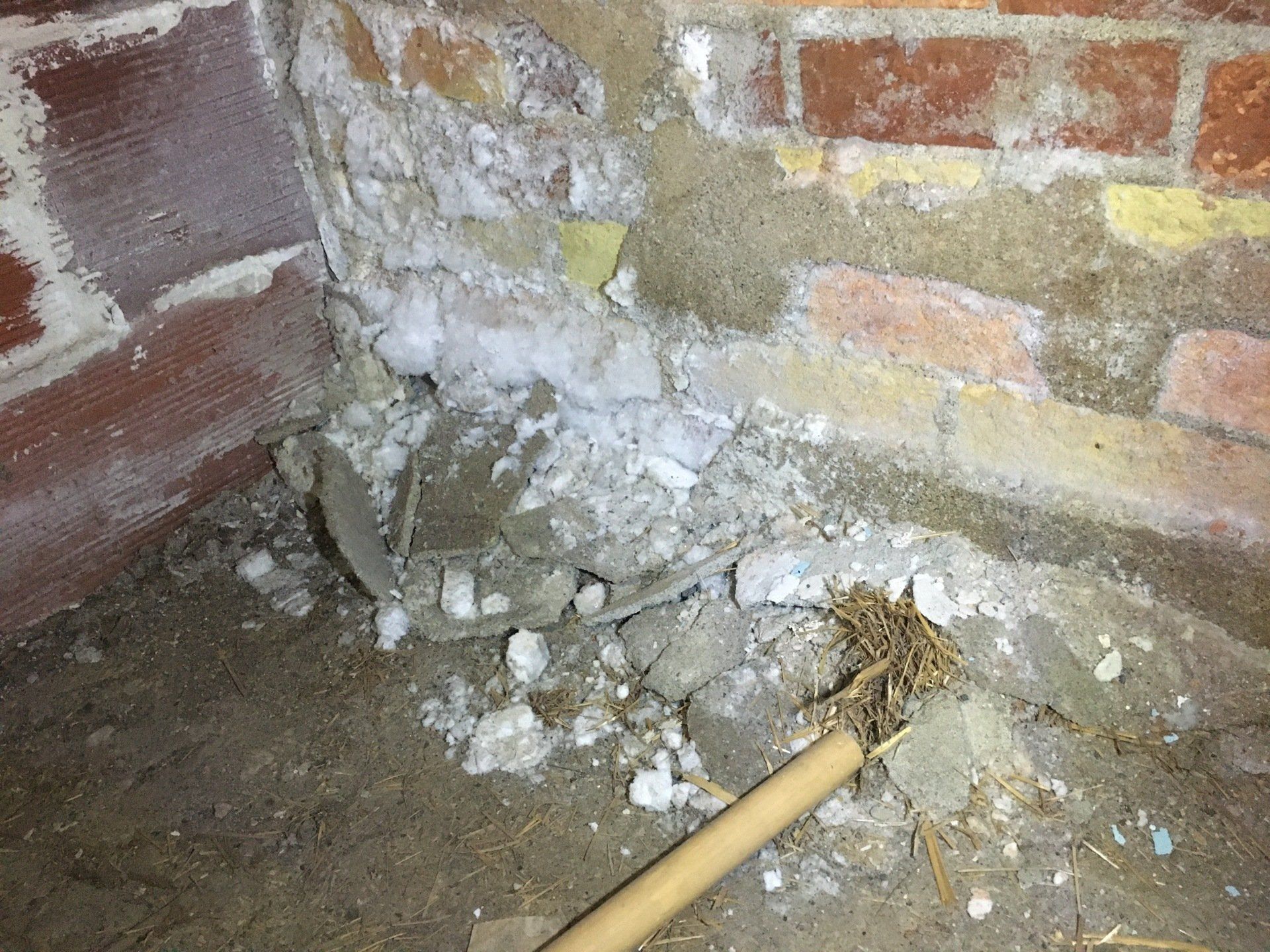 Mur de pierre ravagé par l'humidité