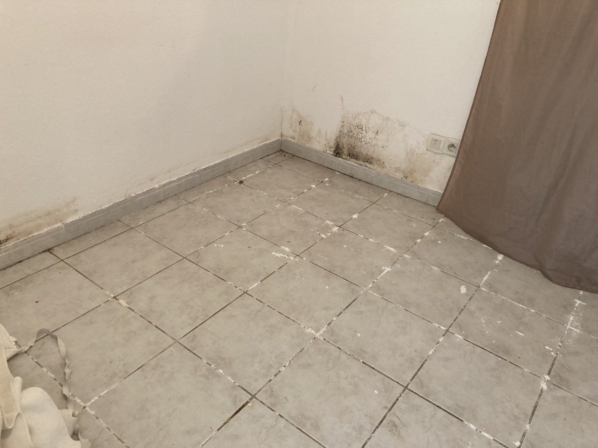 Carrelage beige et humidité aux murs