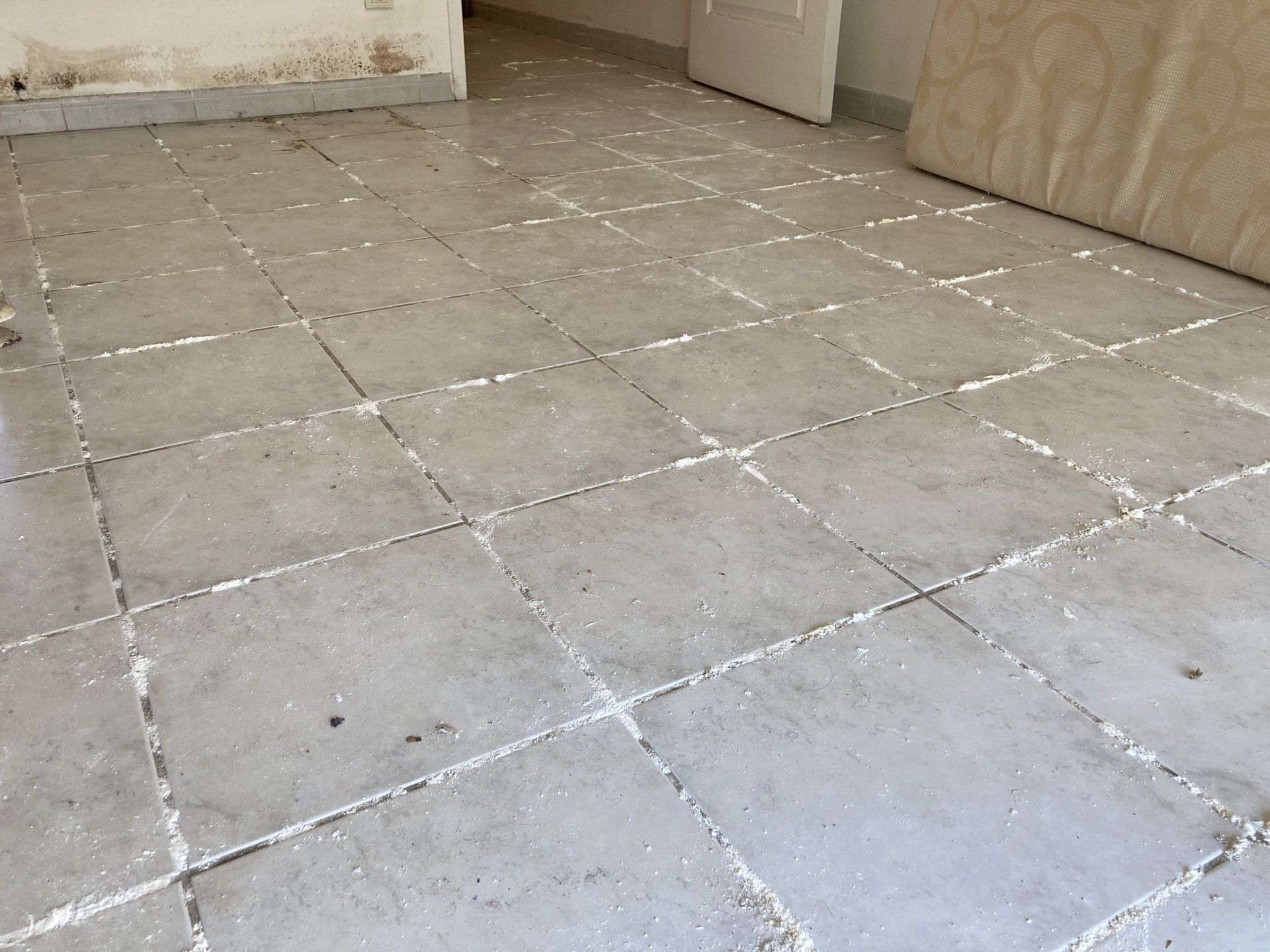 Carrelage effrité par l'humidité