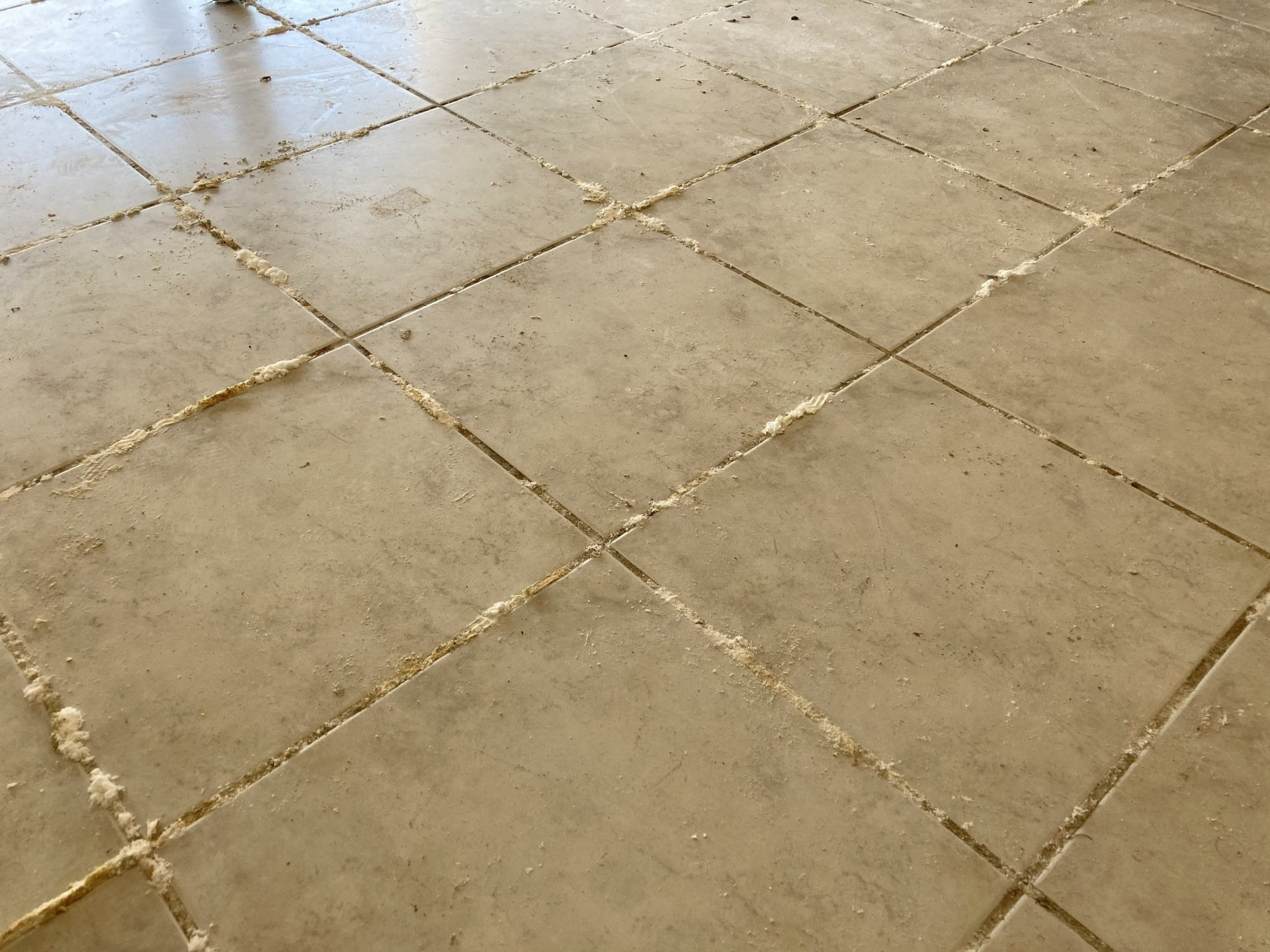 Joints de carrelage s'effritant à cause de l'humidité