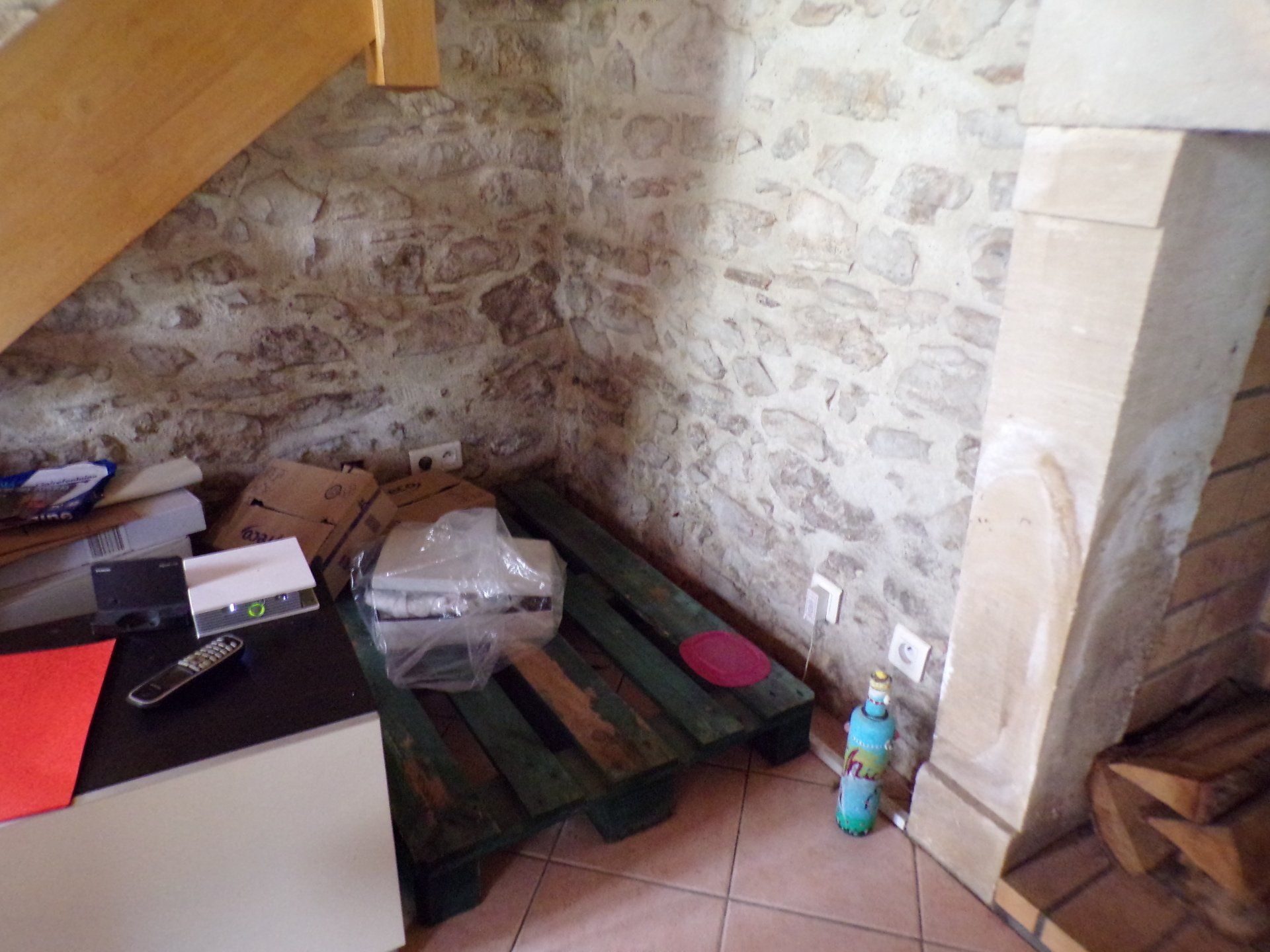 Mur en pierre comportant des traces d'humidité