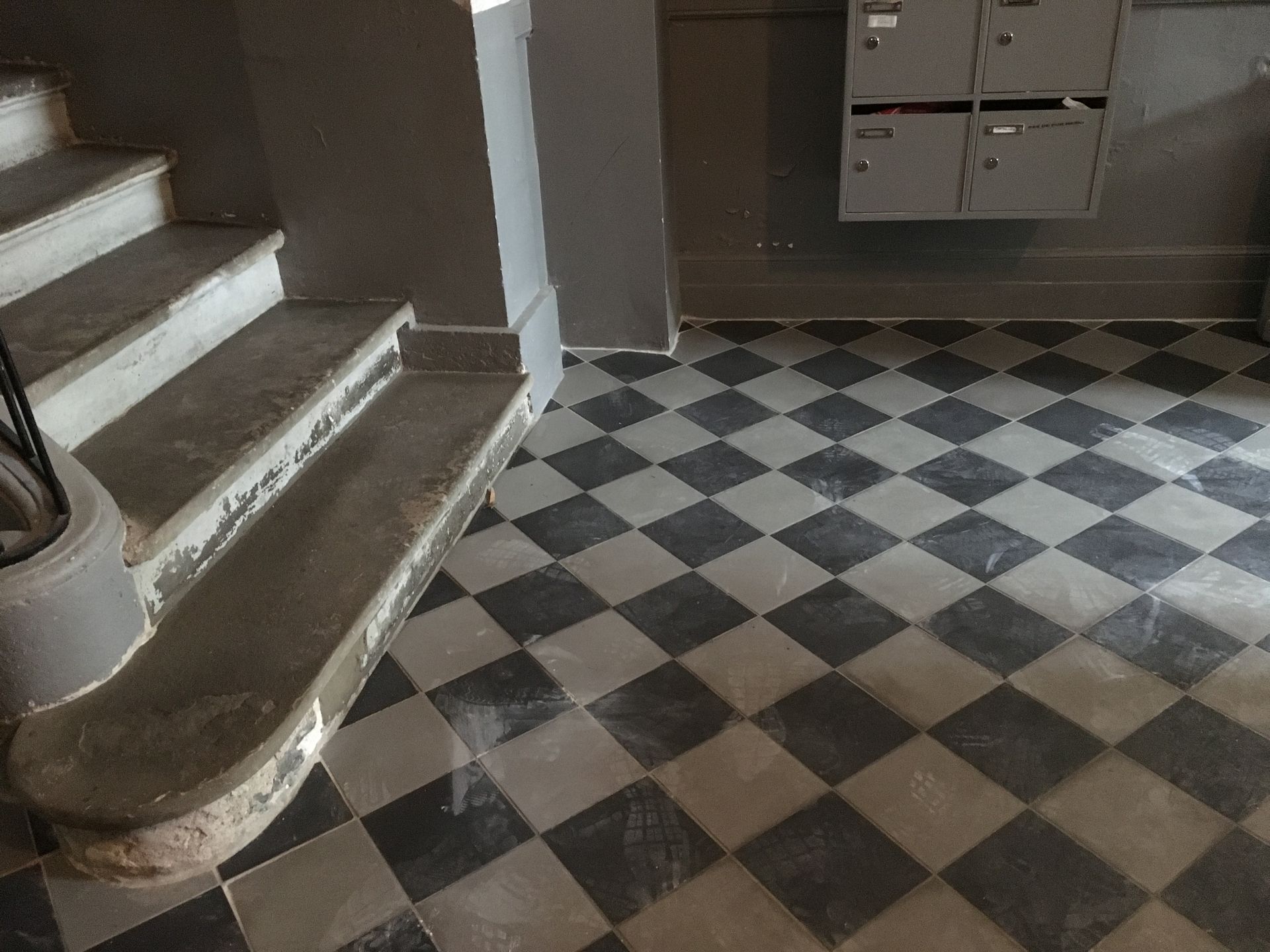 Traitement du salpêtre dans un hall d'immeuble