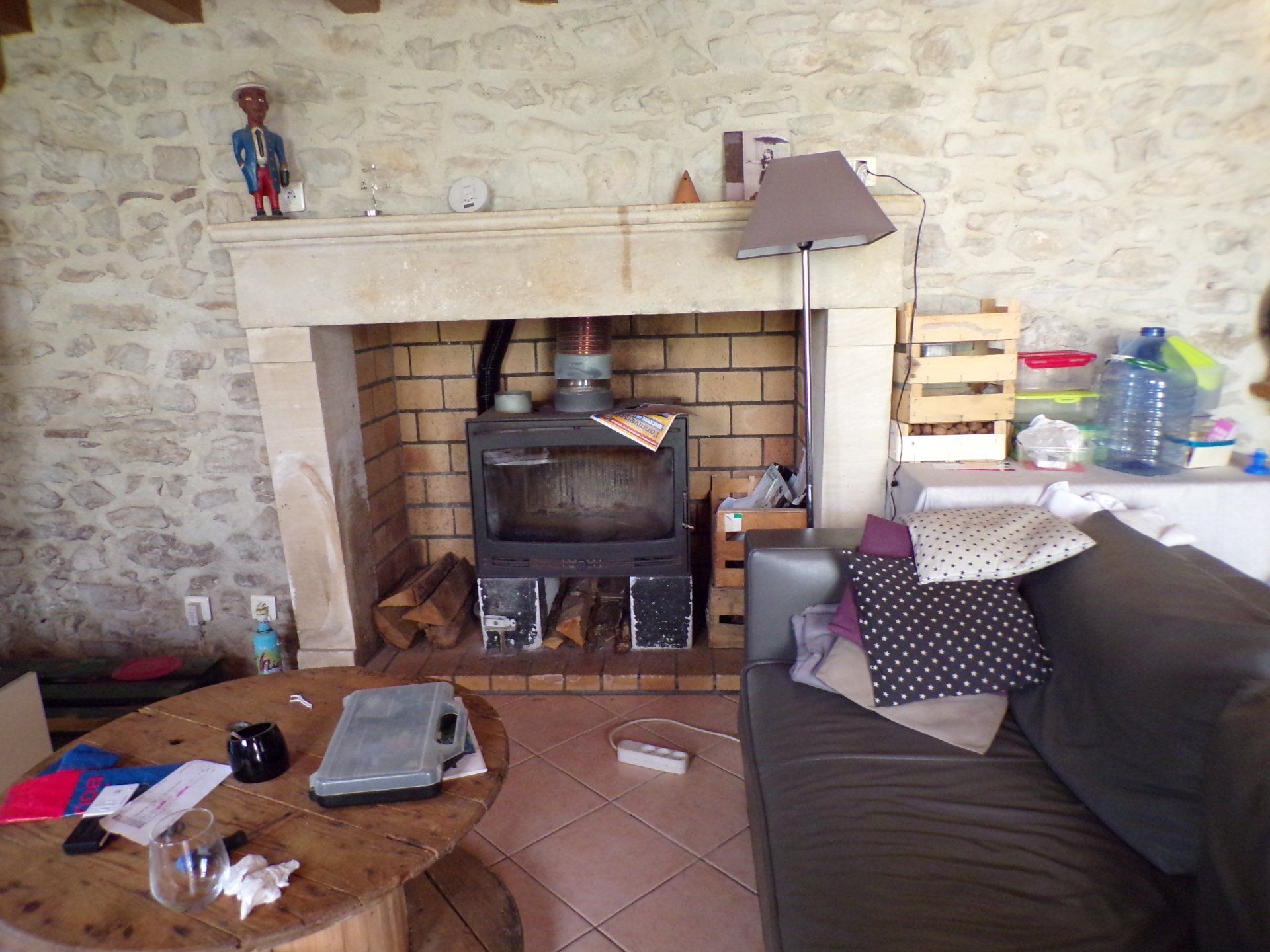 Traces d'humidité autour d'une cheminée