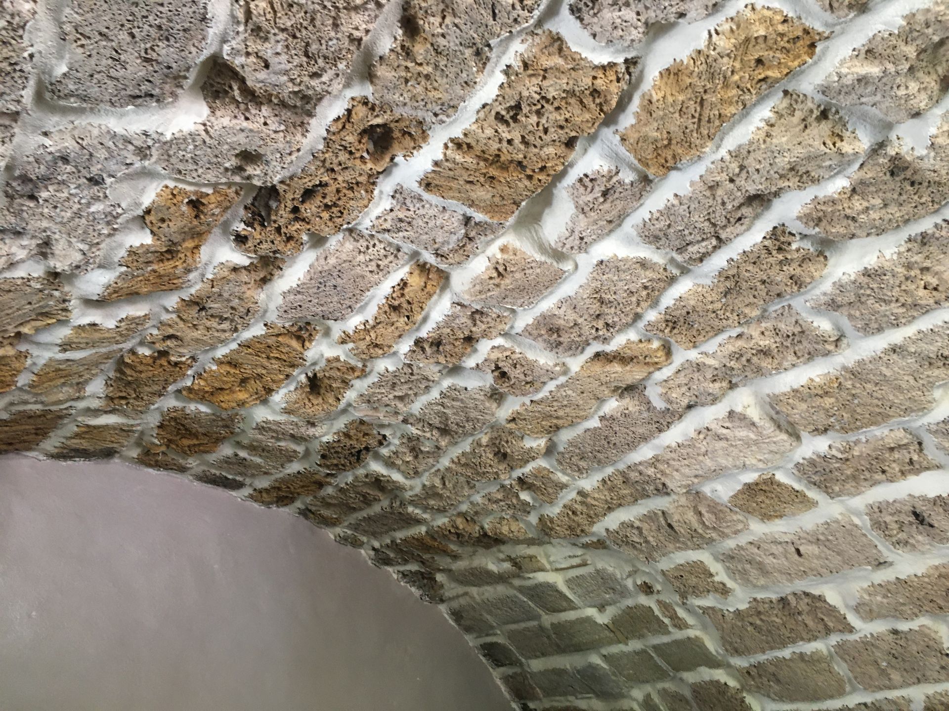 Humidité sur une voute en pierre