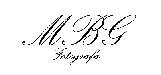 Logotipo estilizado en negro de &ldquo;MBG Fotografia&rdquo; sobre fondo blanco.
