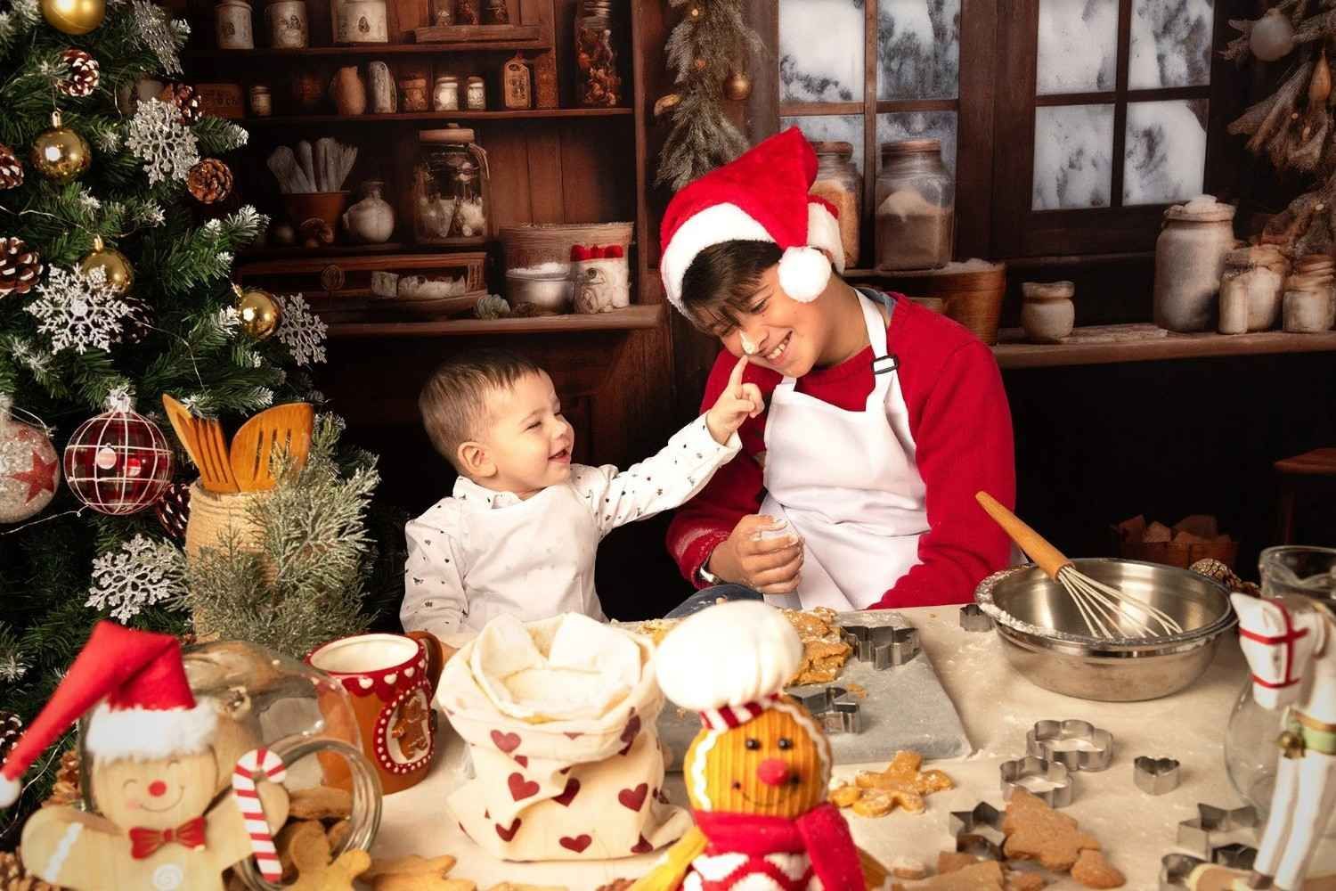 Un niño alimenta a una persona con un gorro de Papá Noel en una cocina festiva con decoraciones navideñas.