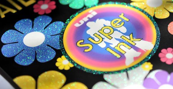 Détails sur des impressions pailletées aux motifs floraux.