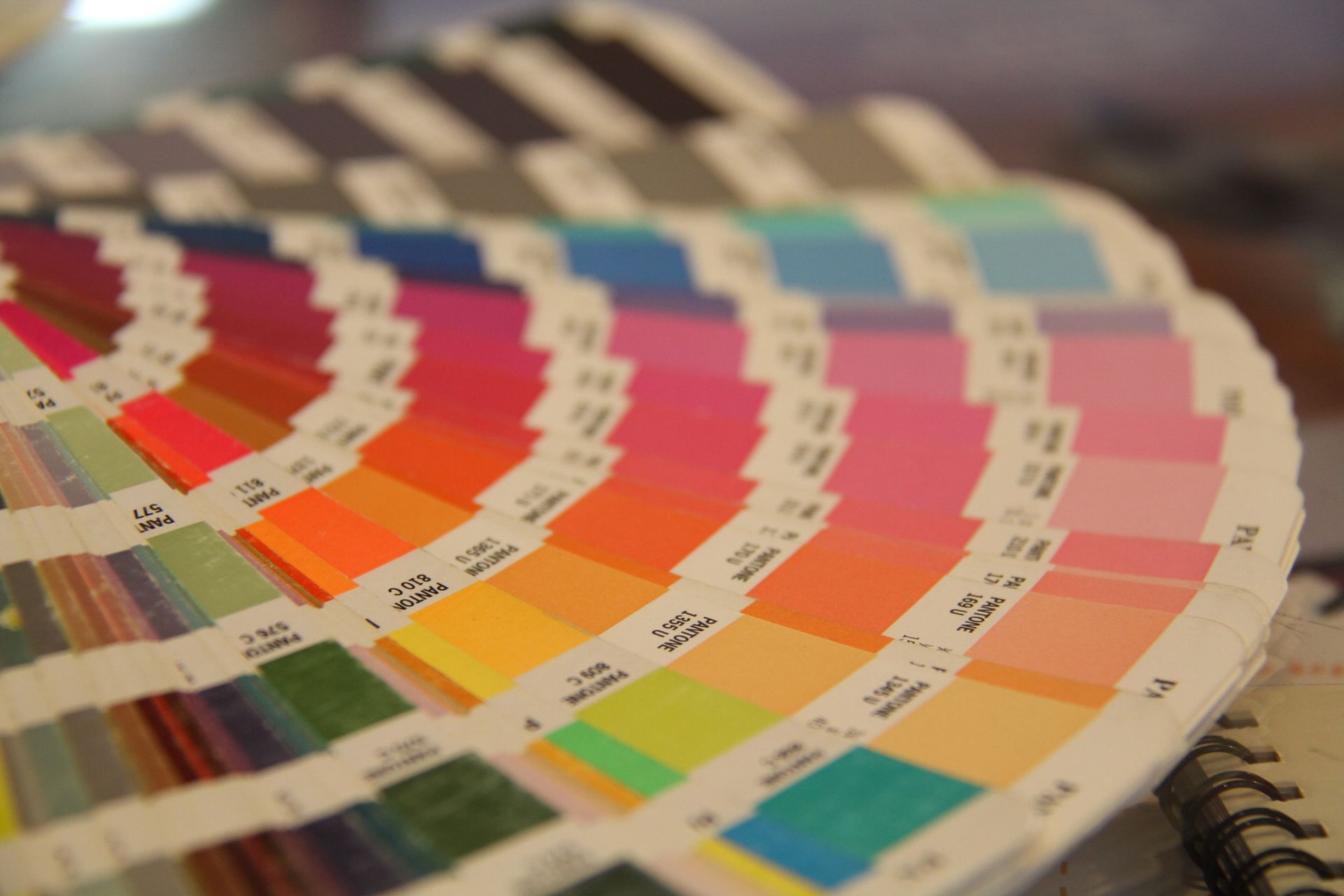 Nuancier de couleurs utilisé pour l'assortiment et la conception, posé sur un bureau.
