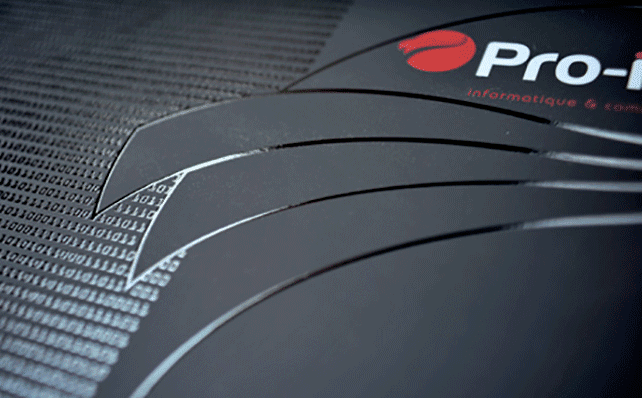 Gros plan sur une carte de visite au design noir brillant et au logo de l'entreprise en rouge et blanc.