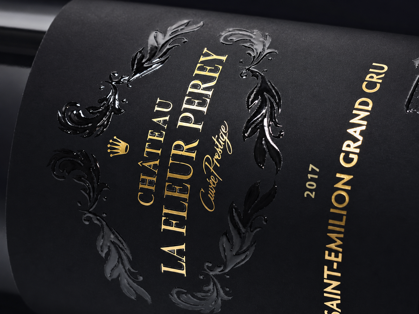Étiquette de bouteille de vin avec écritures brillantes sur un pelliculage soft-touch.