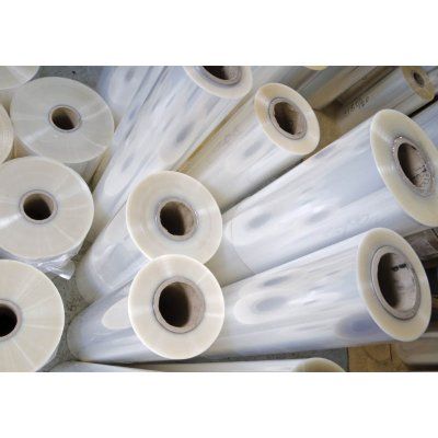 Rouleaux de papiers brillants et irisés.
