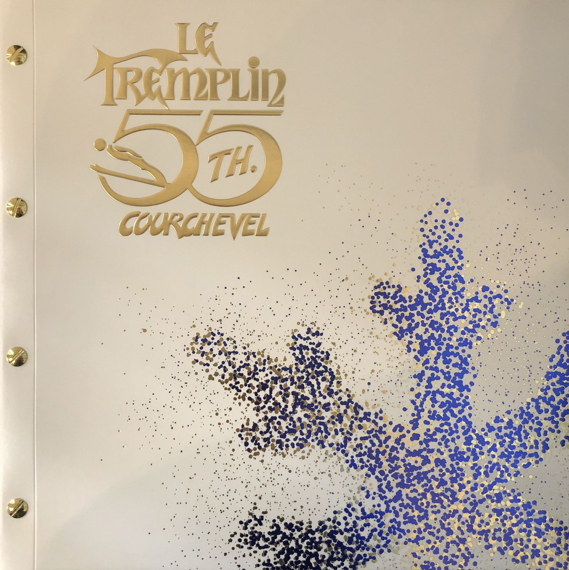 Couverture blanche avec inscription dorée pour un carton d'invitation.
