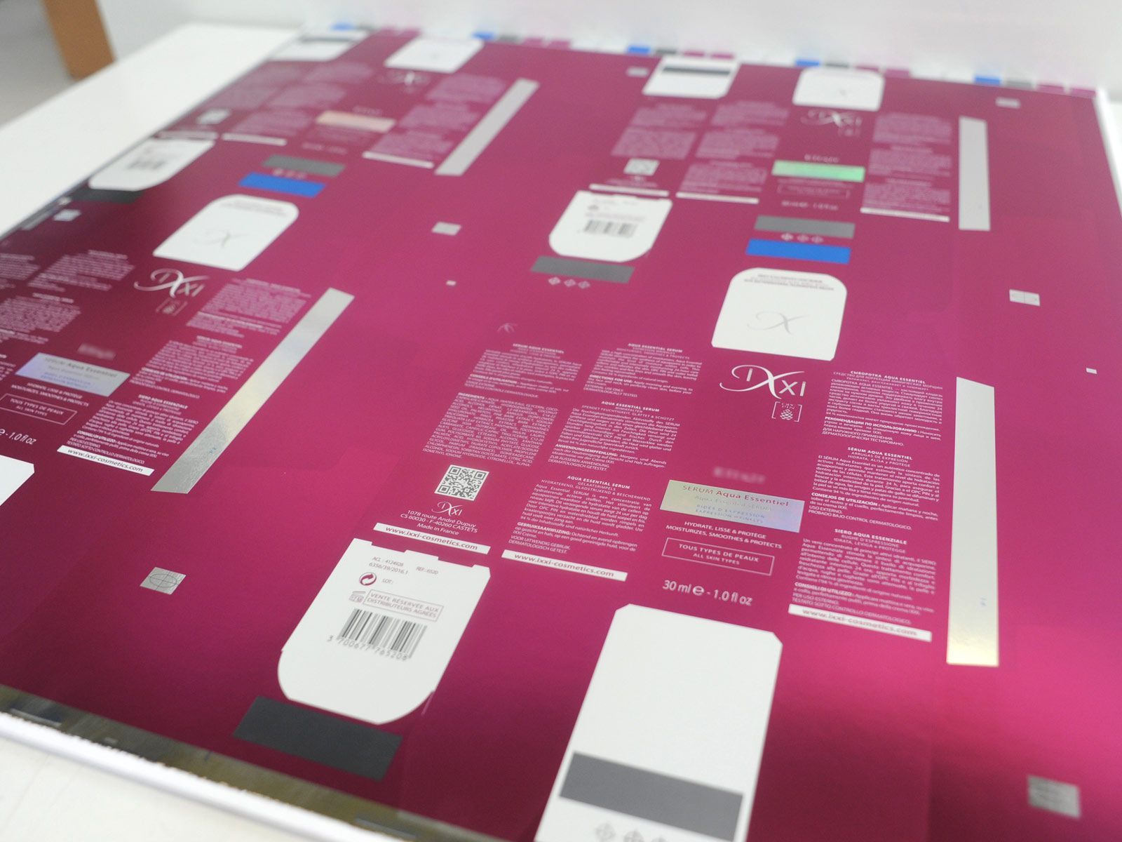 Packaging de boîte de champagne à côté d'une bouteille.