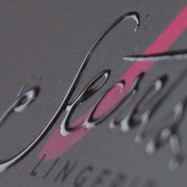 Détail sur une écriture imprimée en relief et pelliculé soft-touch.