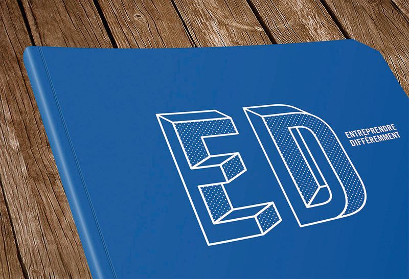 Une couverture de magazine bleu avec une finition de pelliculage mat.