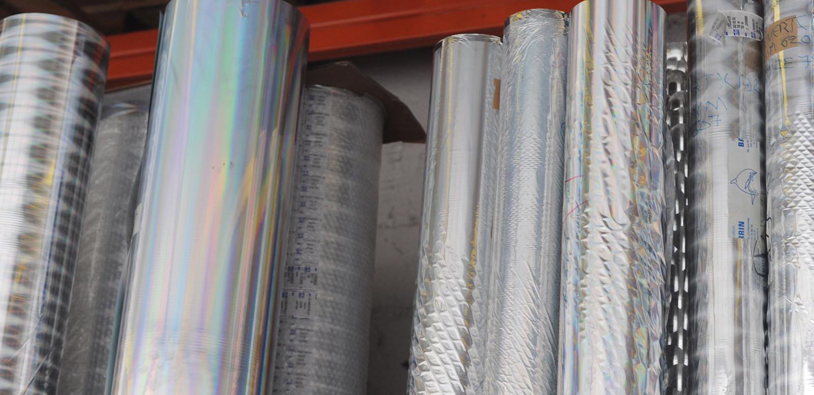 Rouleaux de papiers brillants et irisés.