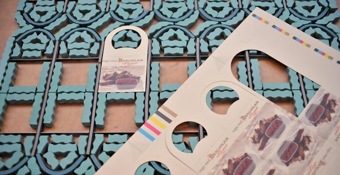 Support découpé pour pancarte de poignées de portes aux couleurs turquoise et beige.