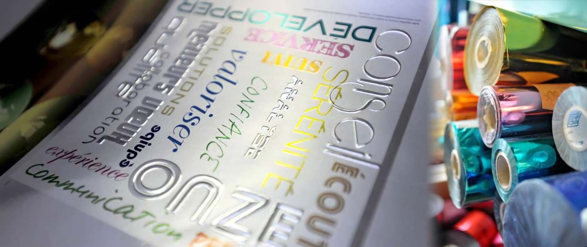 Montage photo avec une partie composée d'impressions typographiques brillantes et à droite des rouleaux de papiers brillants.