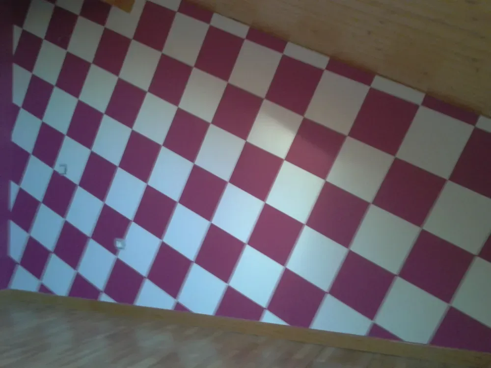 Suelo a cuadros rosas y blancos, visto desde un ángulo.