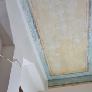 Se está pintando un techo con una pintura encima