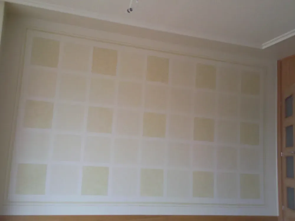 Pared con patrón de cuadrícula de cuadrados de colores claros y medios.