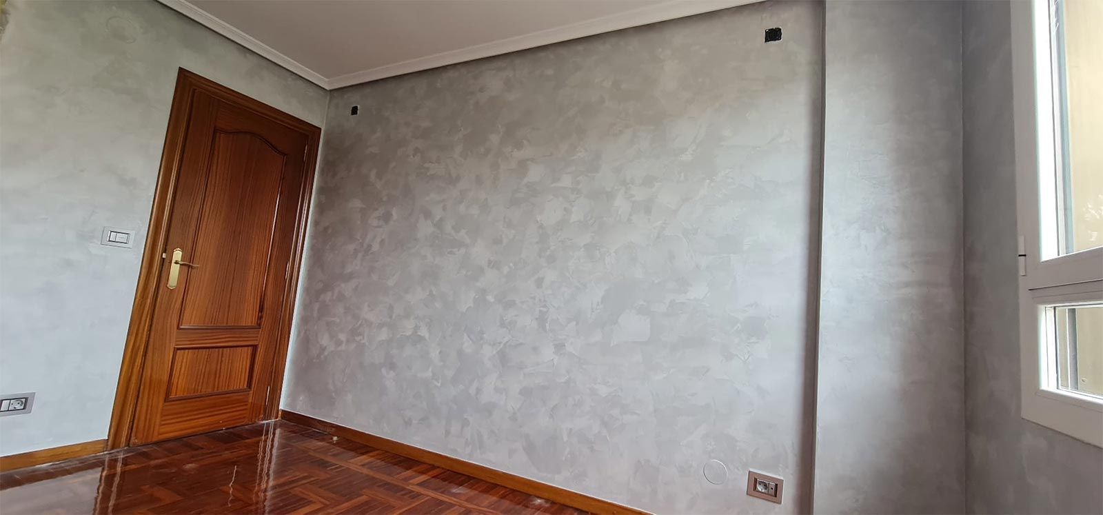 Una habitación vacía con una puerta y una ventana.