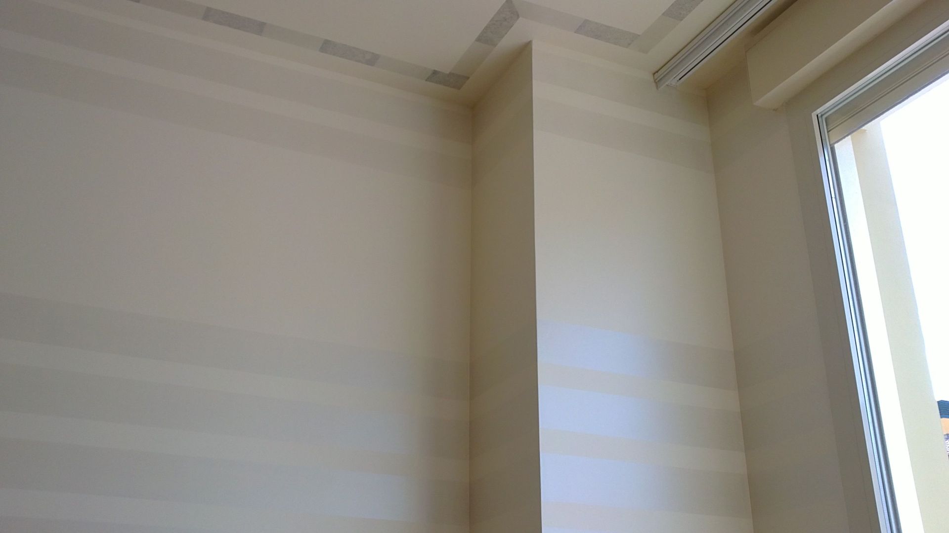 Hay una ventana en la esquina de la habitación.