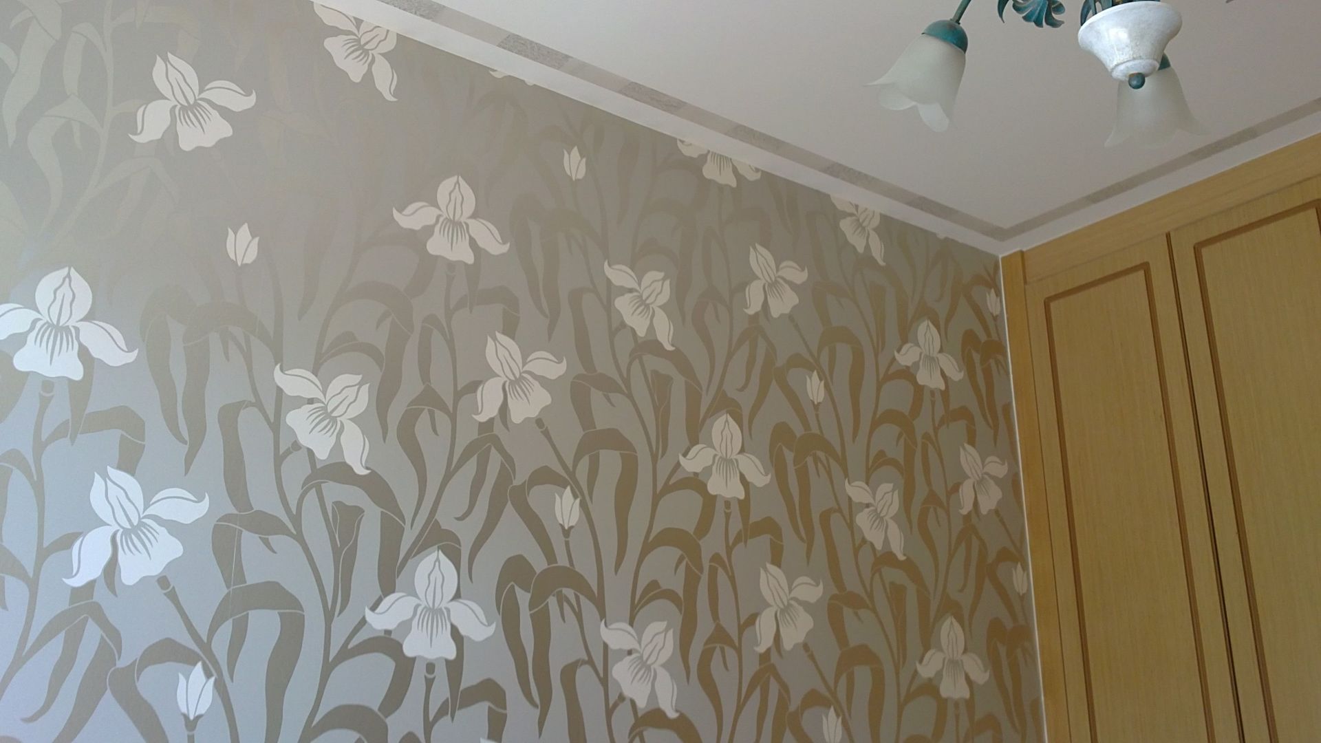 Una pared con un patrón de flores blancas.