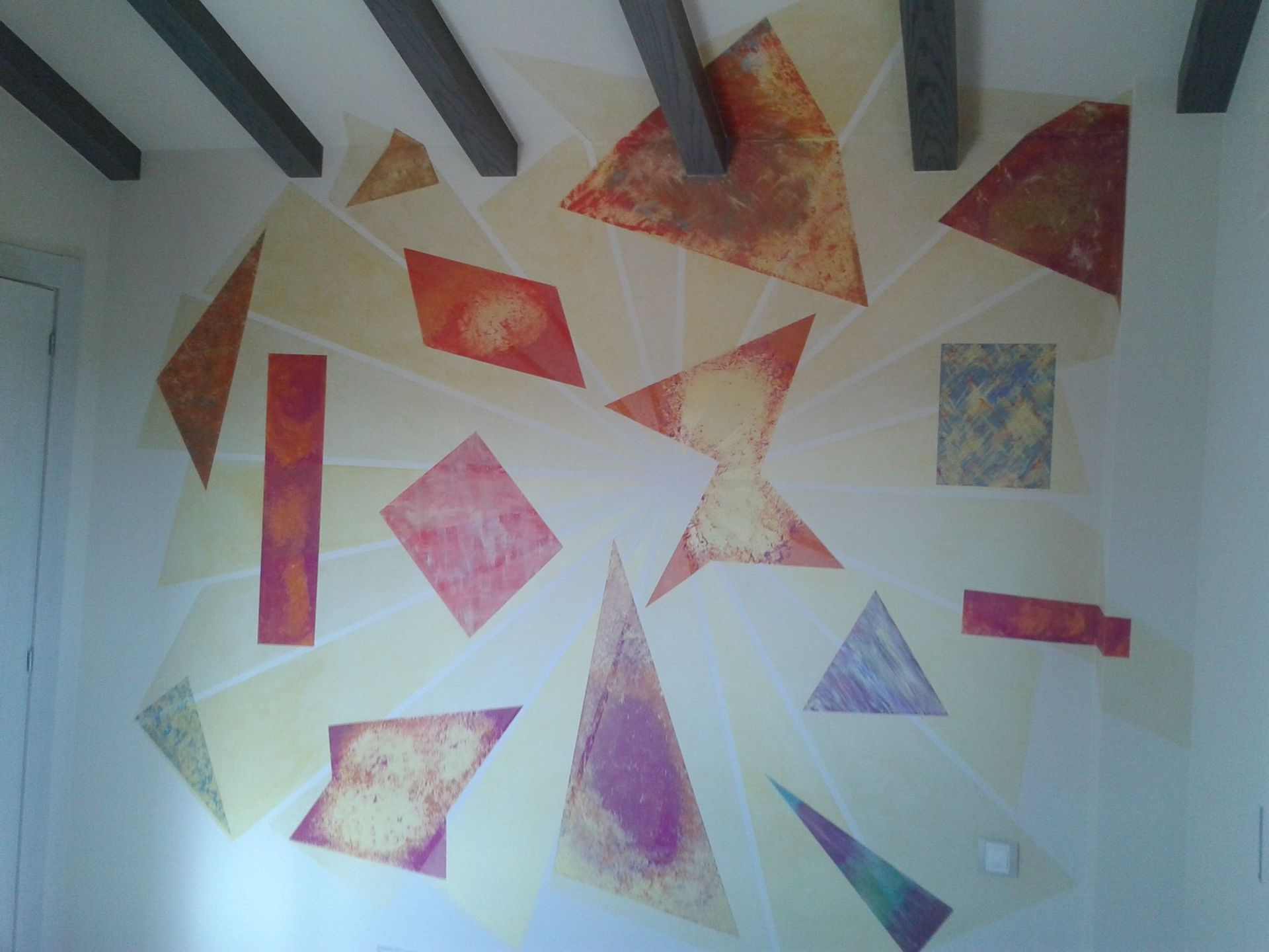 Una pared con formas geométricas pintadas en ella