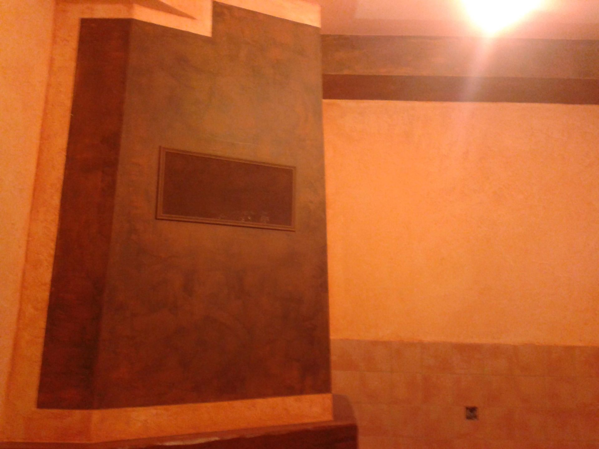 Una habitación con un televisor montado en la pared.